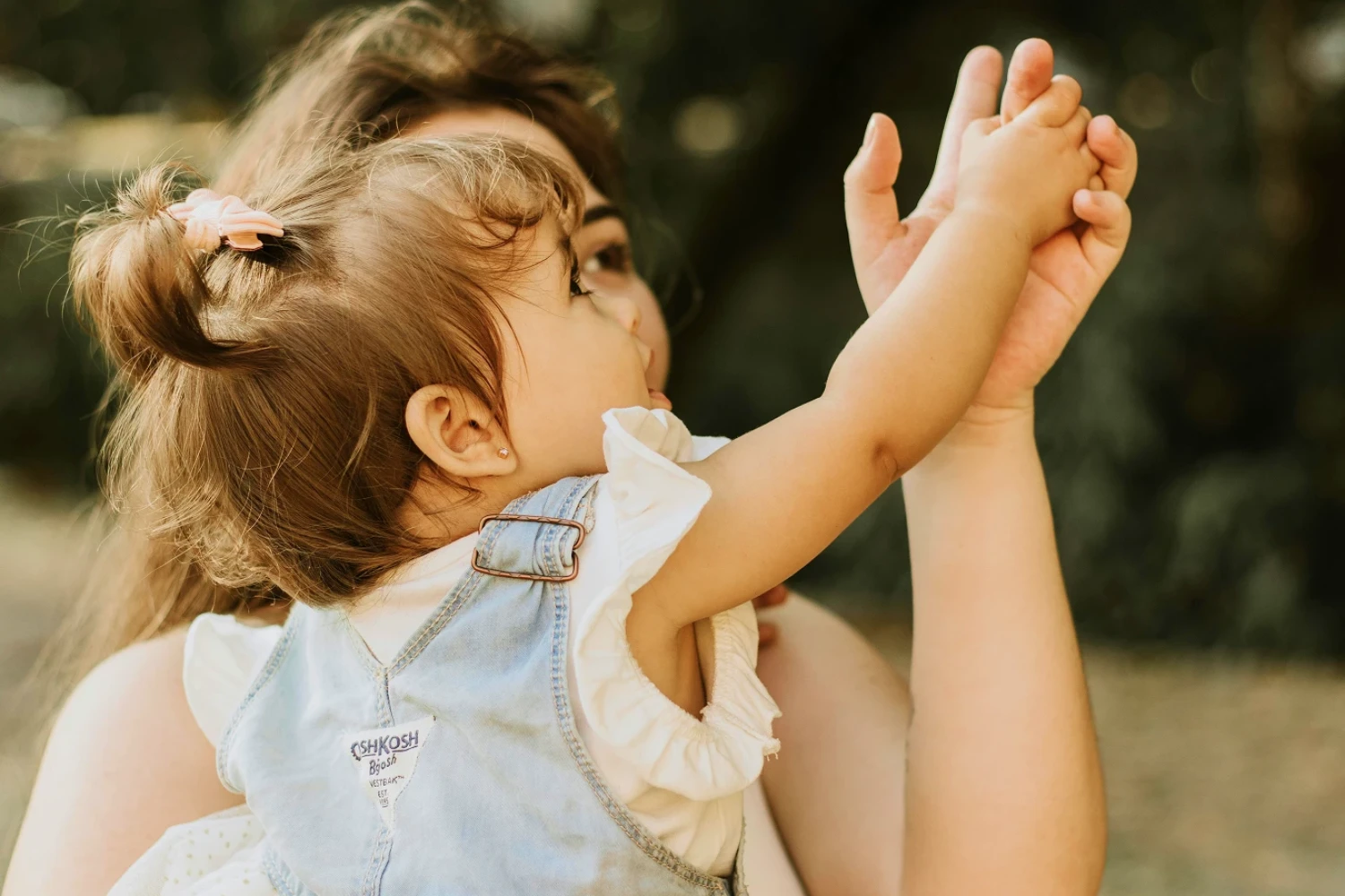 Mutter hält Kind auf dem Arm